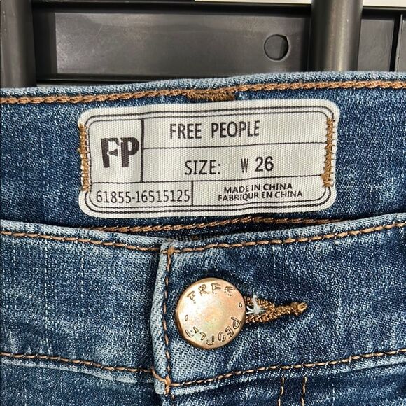 Free People Blue Distressed Frayed Ankle Jeans - Sz 26 - EUC - Picture 3 of 6